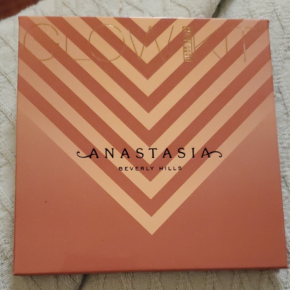 Anastasia Beverly Hills Glow Kit Highlighter And Bronzer Quad.